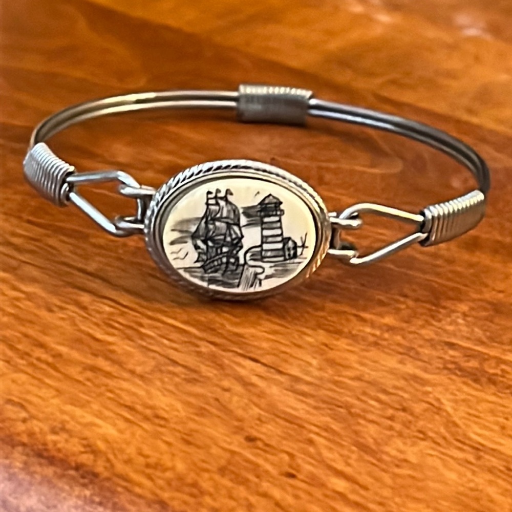 Beautiful vintage scrimshaw bracelet